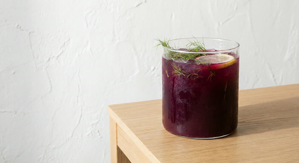 Jugo de desintoxicación de col roja e hinojo servido en vaso