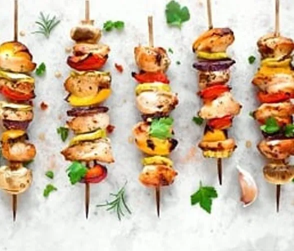 Brocheta de pollo con champiñones y pimiento