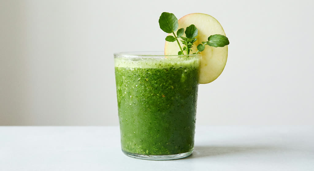 Jugo de desintoxicación de manzana y berro servido en vaso