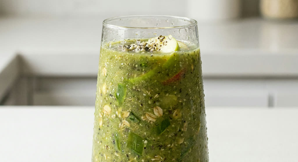 Jugo de nopal con avena, semillas y manzana servido en vaso