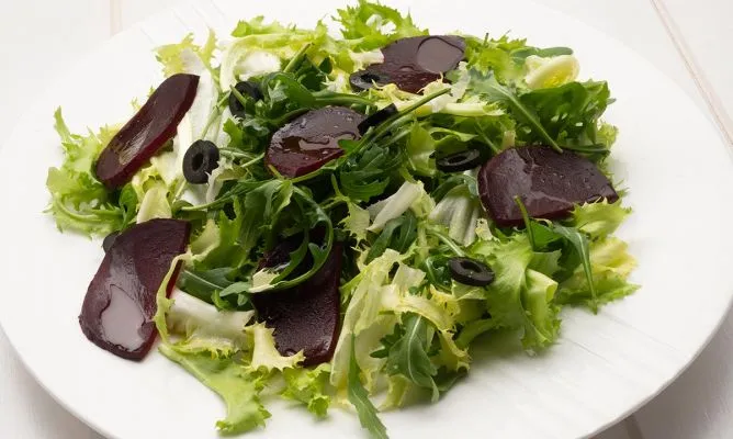 Ensalada de rúcula, escarola y remolacha
