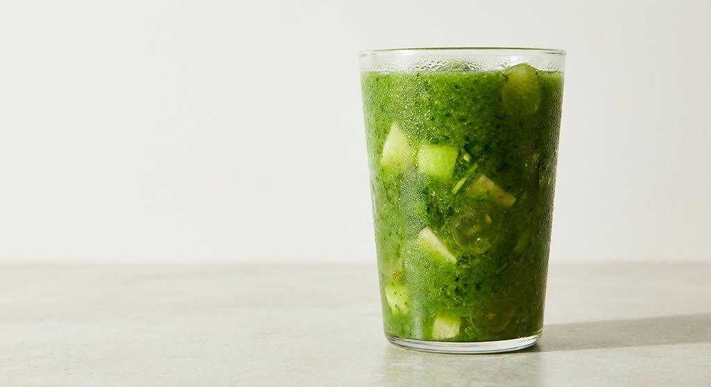 Licuado de manzana, berros y uvas servido en vaso